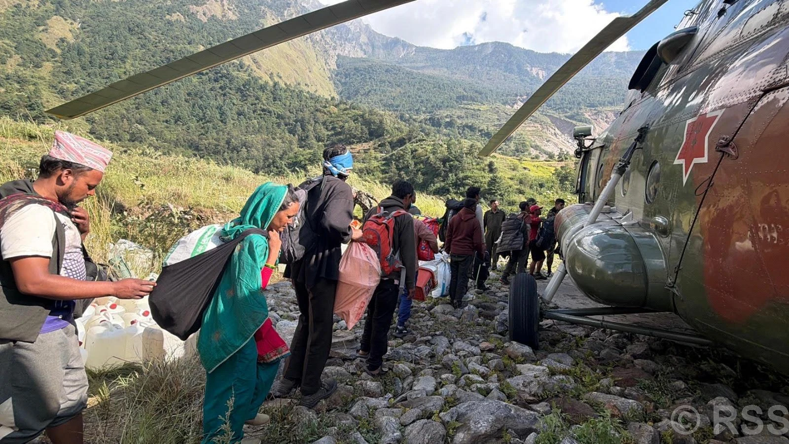 बूढीगण्डकी बाढी : प्रभावित क्षेत्रबाट एक हजार बढीको हेलिकप्टरबाट उद्धार