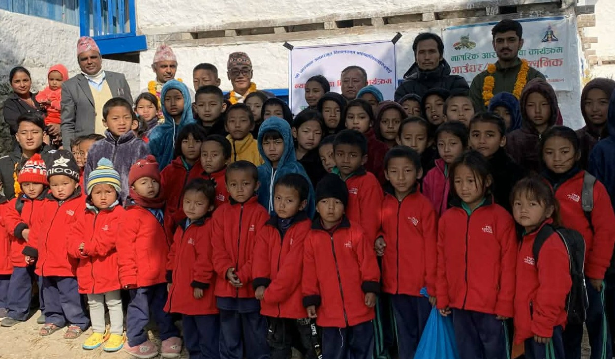 याङनाम आधारभूत विद्यालयका ६० विद्यार्थीलाई न्यानो कपडा