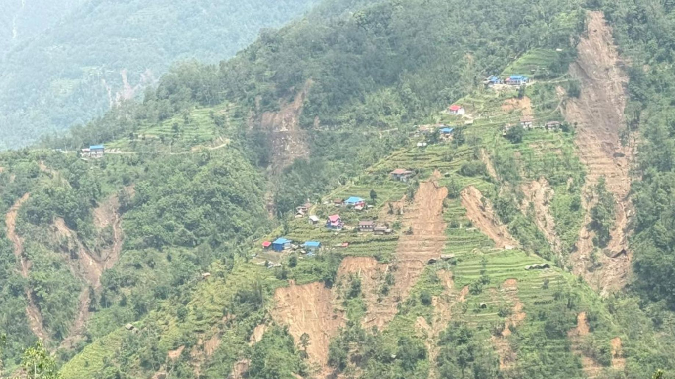 तीन वर्ष नबित्दै पाँचथरको च्याङथापूमा फेरि प्राकृतिक विपत्ति, २६ परिवार जोखिममा