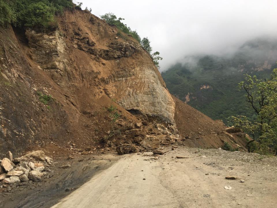 सुक्खा पहिरो खस्दा हेटौंडा–काठमाडौं जोड्ने सडक अवरुद्ध