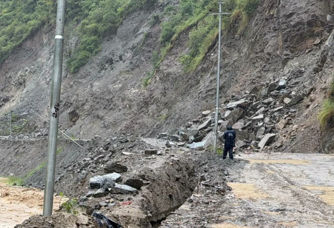 बाढीपहिरोले गण्डकी र कर्णालीका विभिन्न सडक प्रभावित