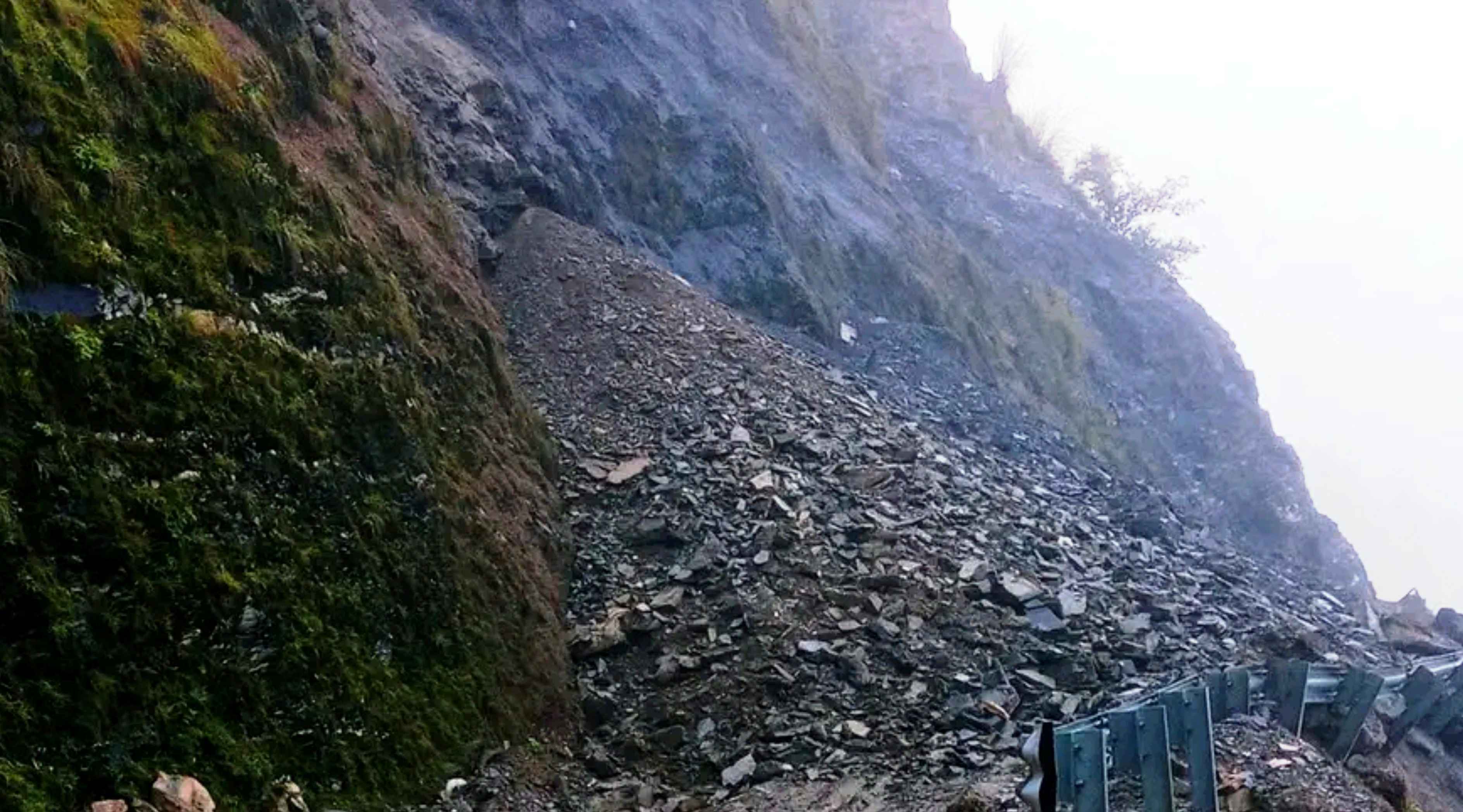 पहिरोले जयपृथ्वी राजमार्ग अवरुद्ध