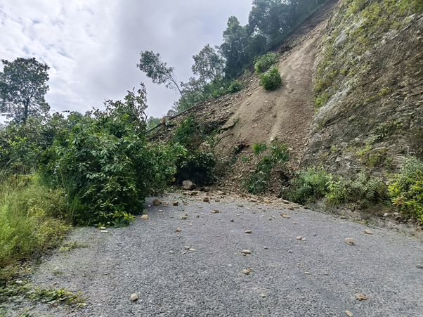 पहिरोले पृथ्वीराजमार्ग अवरुद्ध