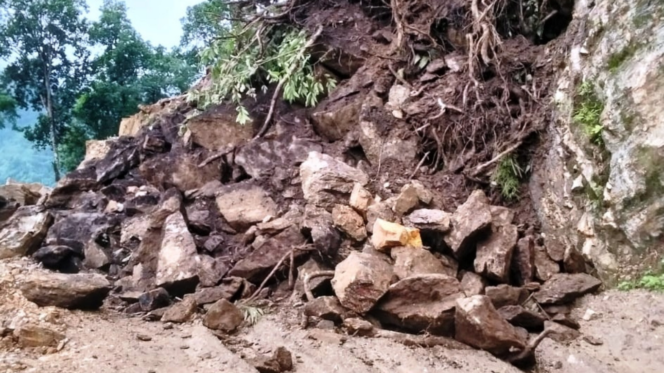 रातको वर्षापछि सुनसरीमा पहिरो : चतरादेखि बराहक्षेत्र सडक पूर्ण अवरुद्ध