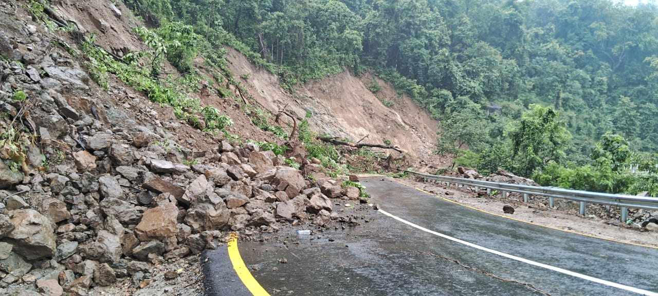 बाढी र पहिरोका कारण चार राजमार्ग अवरुद्ध