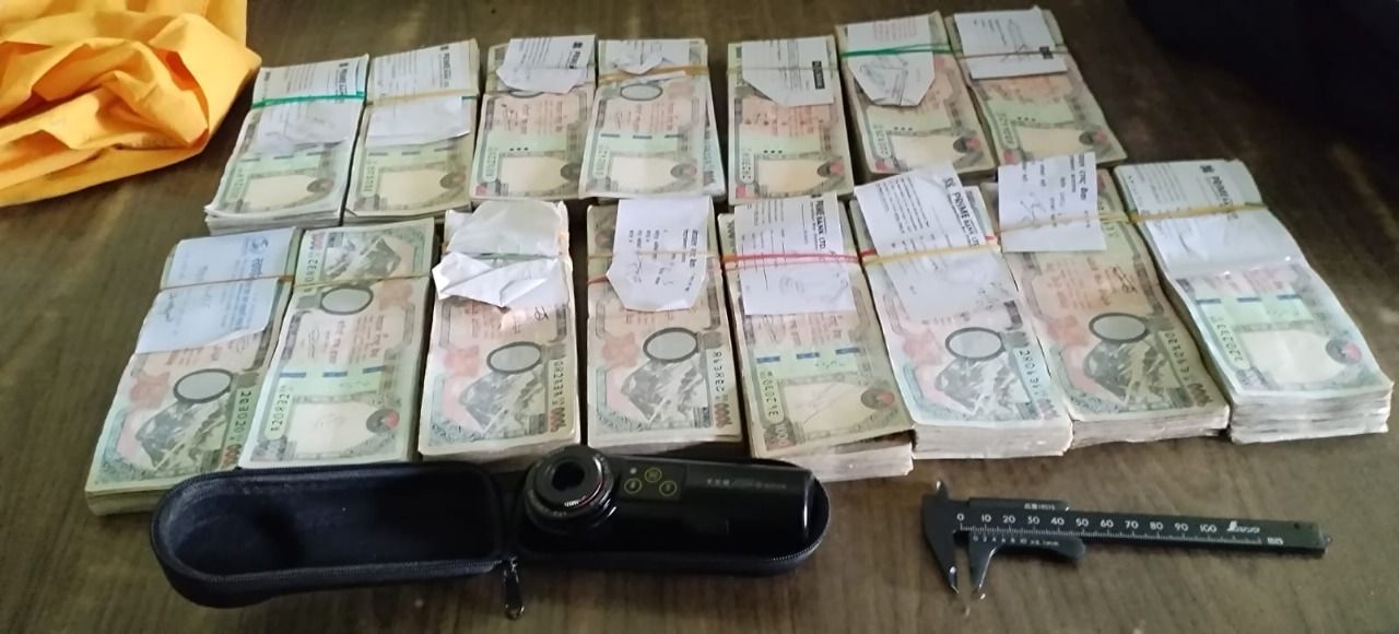 स्रोत नखुलेको १५ लाख नगद सहित चार जना नियन्त्रणमा