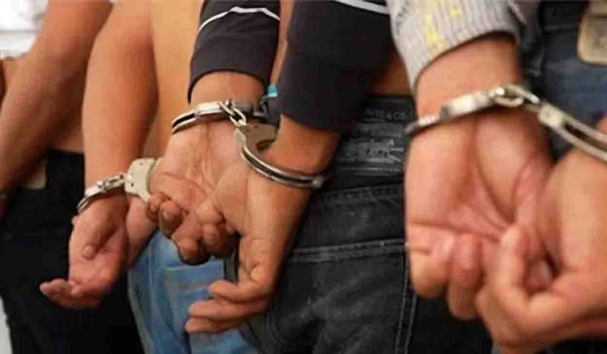 इटहरीमा जुवाको खालमा प्रहरीको छापा, साढे तीन लाखभन्दा बढी नगदसहित पाँच जना पक्राउ