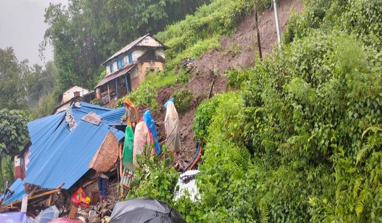 पर्वतमा पहिरोले घर पुरिँदा श्रीमानको मृत्यु, श्रीमती बेपत्ता
