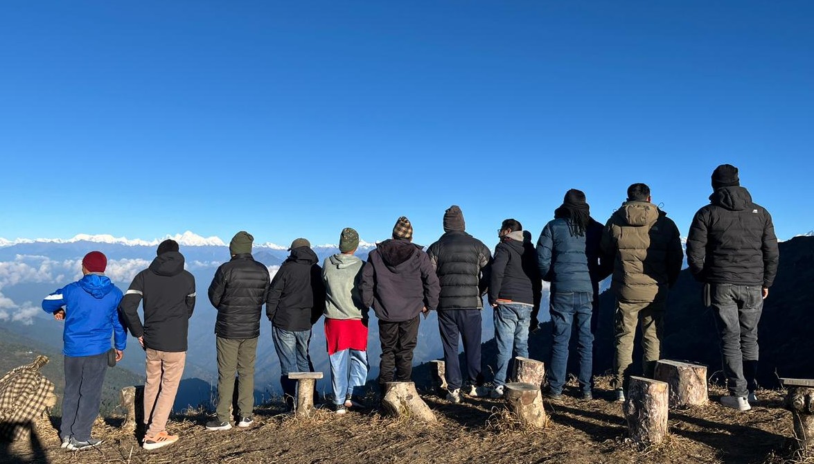 फालेलुङमा हिमाल हेर्ने पर्यटकको चहल पहल