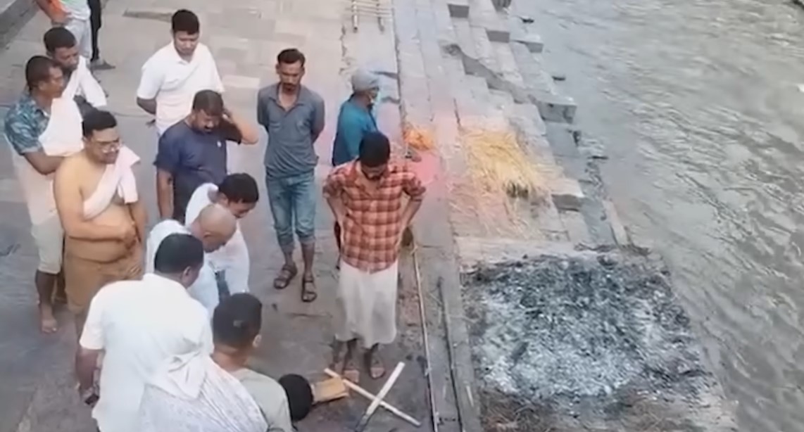 जलिरहेको शवको हड्डी र मासु बेचेको आरोपमा दुई जना पक्राउ