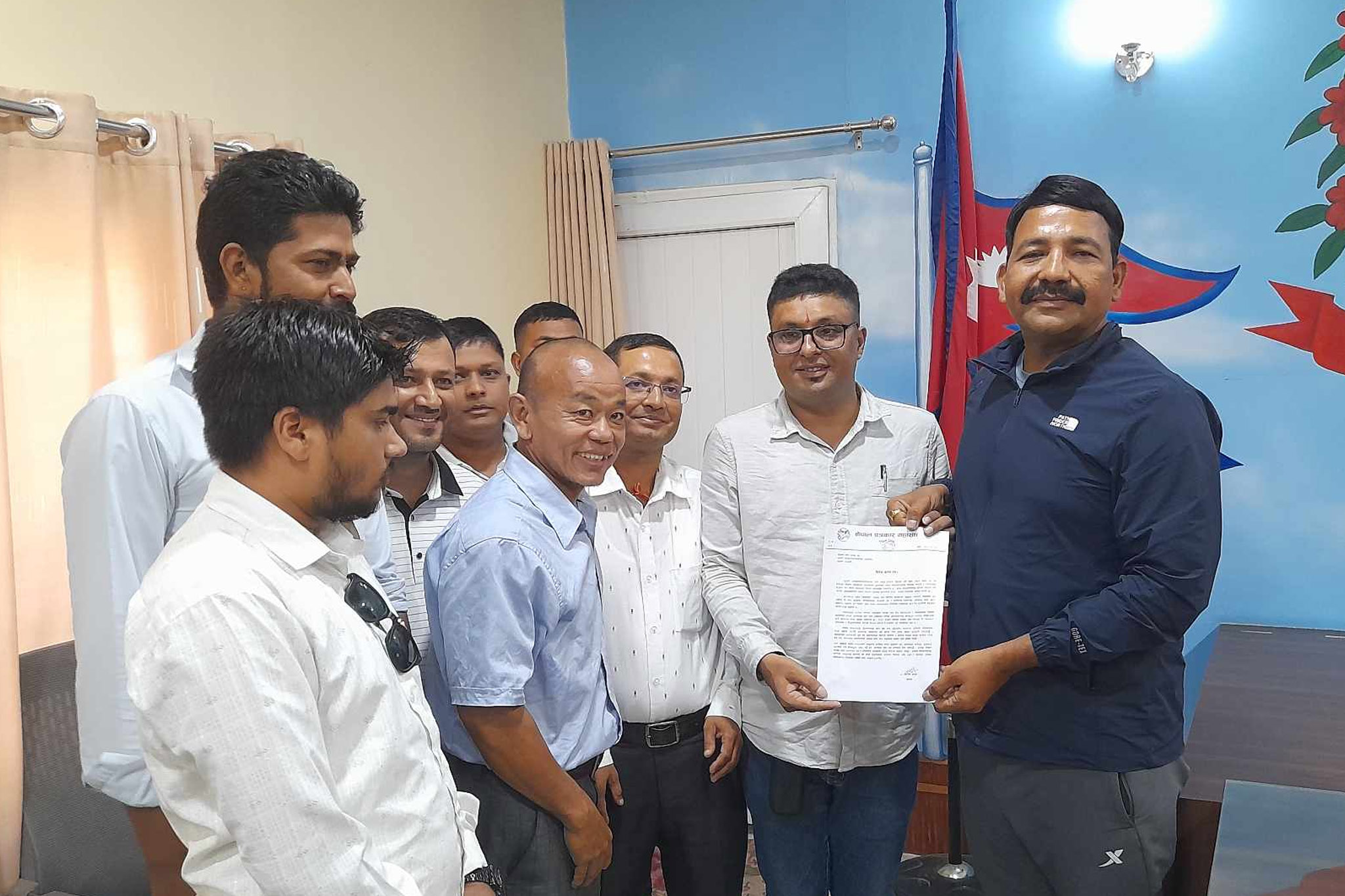 इटहरीका मेयरलाई महासङ्घले बुझायो ज्ञापन पत्र