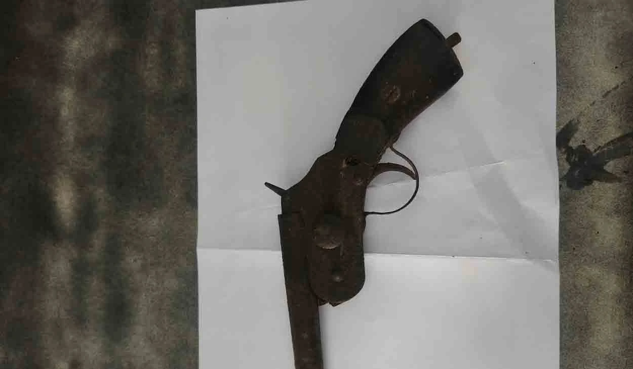 झापामा कटुवा पेस्तोलसहित लिम्बु पक्राउ