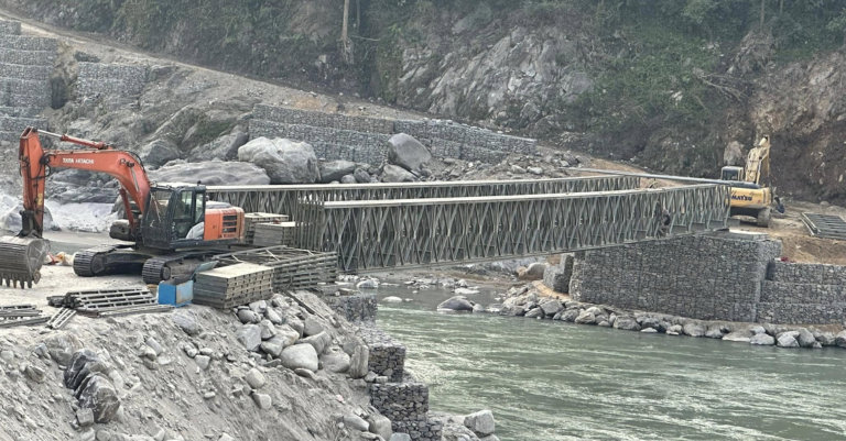 पानीको सतह बढेपछि खोटाङको सुनकोशी नदीमा राखिएको  ‘बेलिब्रिज’ झिकियो