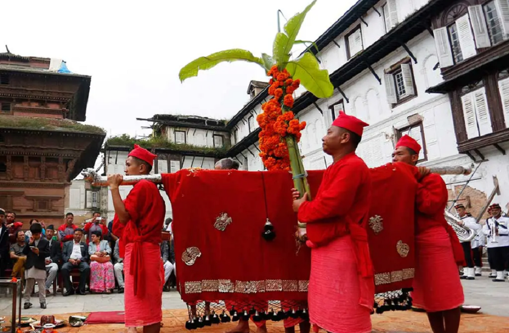 आज घर–घरमा फूलपाती भित्र्याइँदै