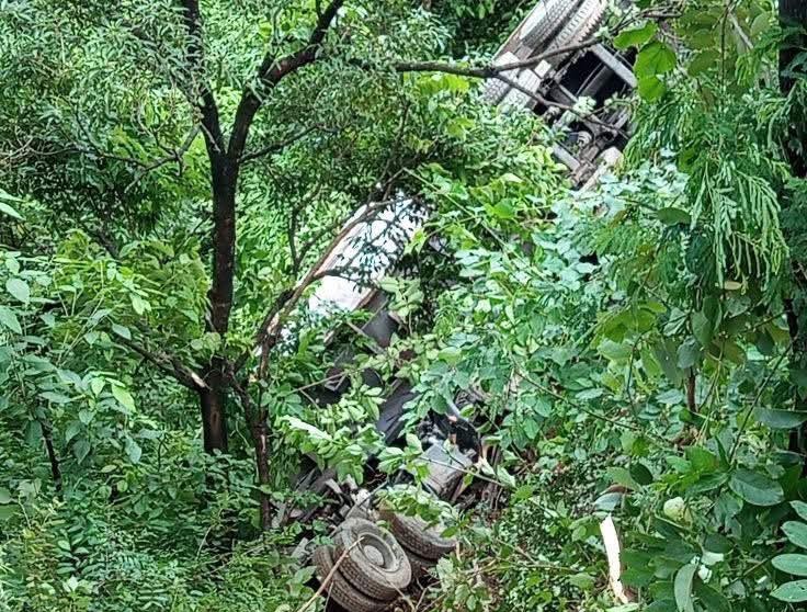 मन्थलीको पाखाबारीमा लरी दुर्घटना, चालक घाइते