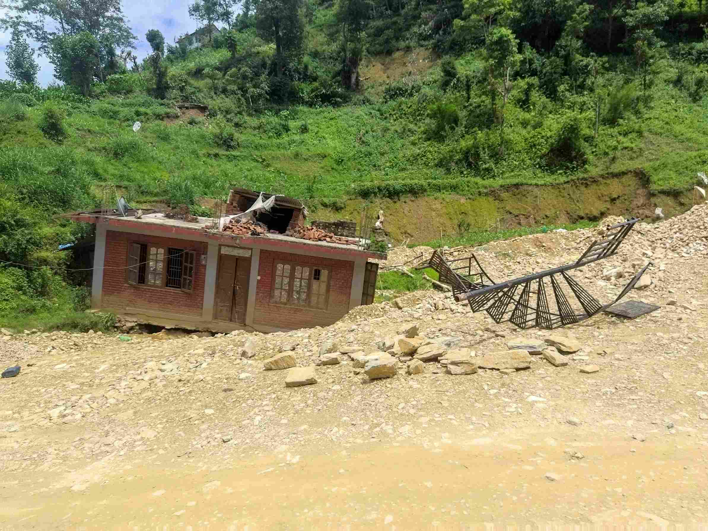 अझै पुनः निर्माण हुन नसकेका बाढीले बगाएका पनौतीका संरचनाहरू (तस्बिरहरू)