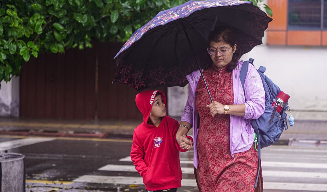 ‘मोन्था’को प्रभाव काठमाडौंमा : वर्षाले जनजीवन प्रभावित (तस्बिरहरू)