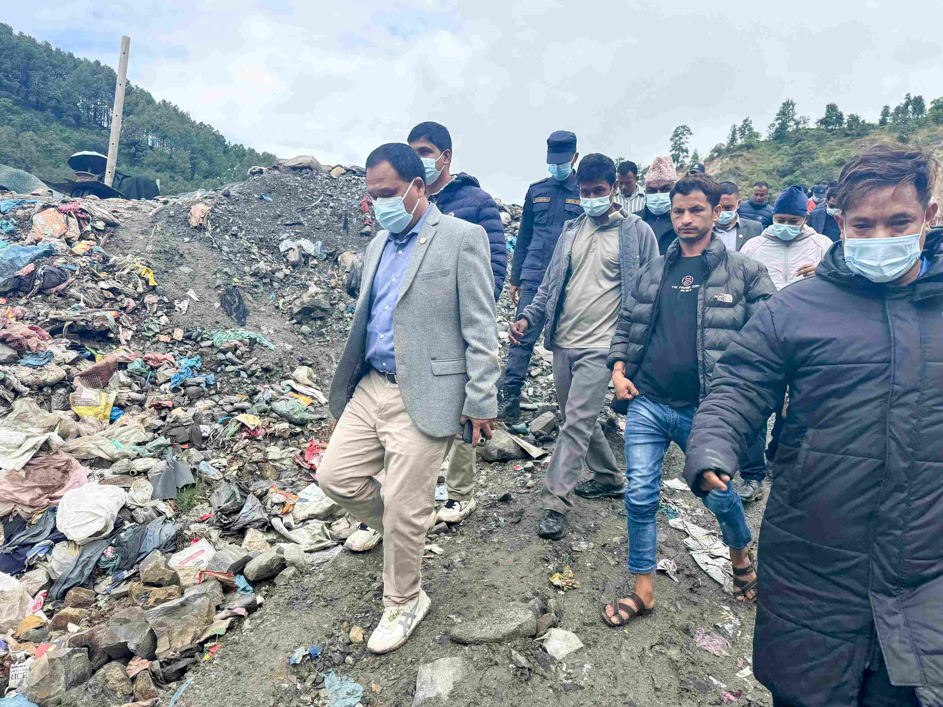 काठमाडौँ उपत्यकाको फोहोर व्यवस्थापनमा समस्या आएपछि बन्चरेडाँडा पुगे मन्त्री घिसिङ (तस्बिरहरू)