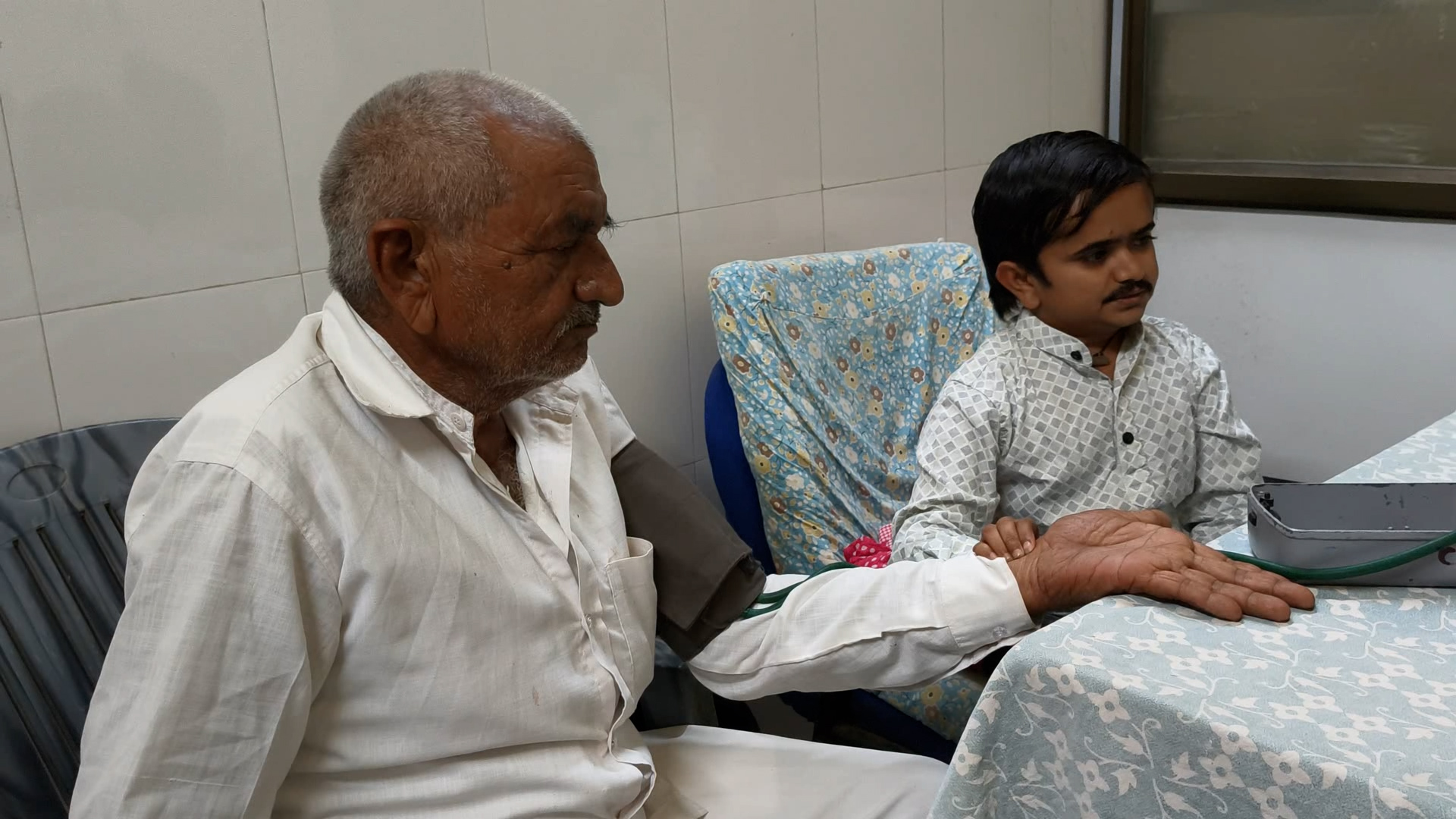 तीन फिट उचाइ भएका गणेश: जसले पूरा गरे डाक्टर बन्ने सपना