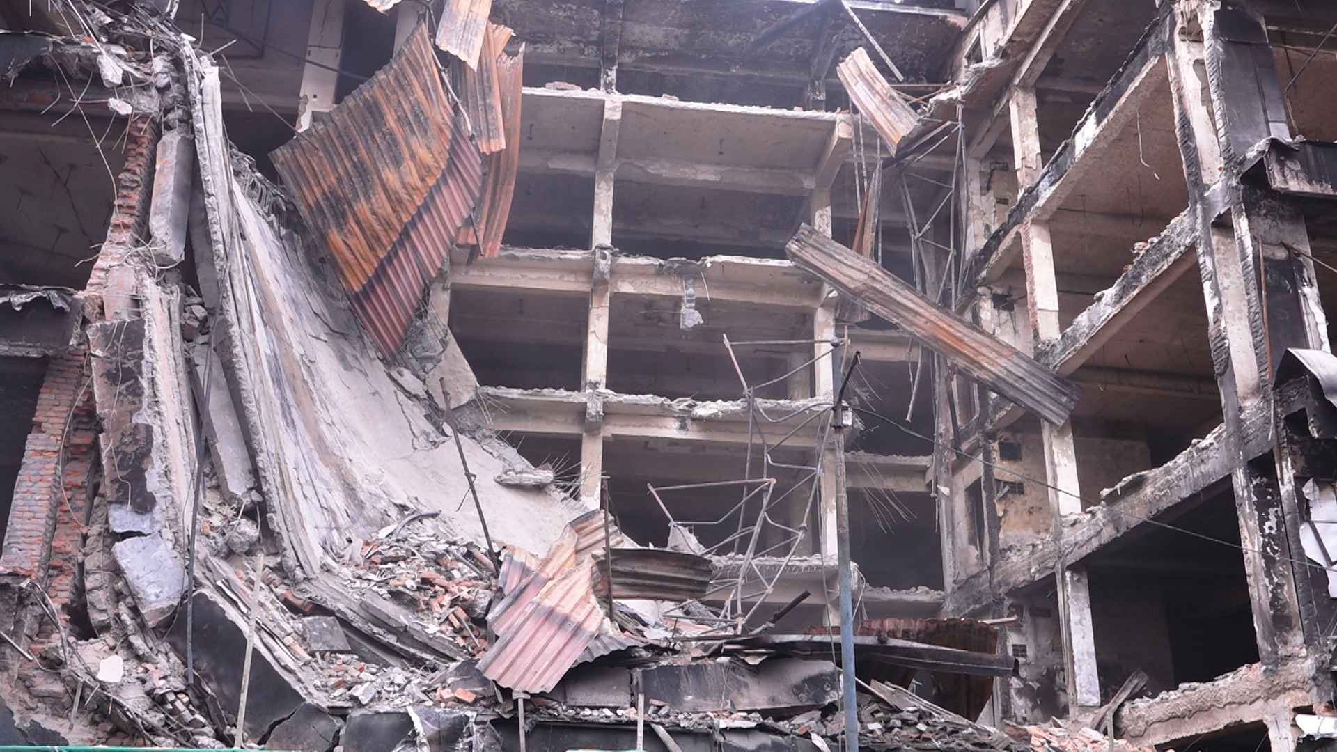 नक्सालस्थित भाटभटेनी सुपर स्टोर भत्काइँदै (तस्बिरहरू)