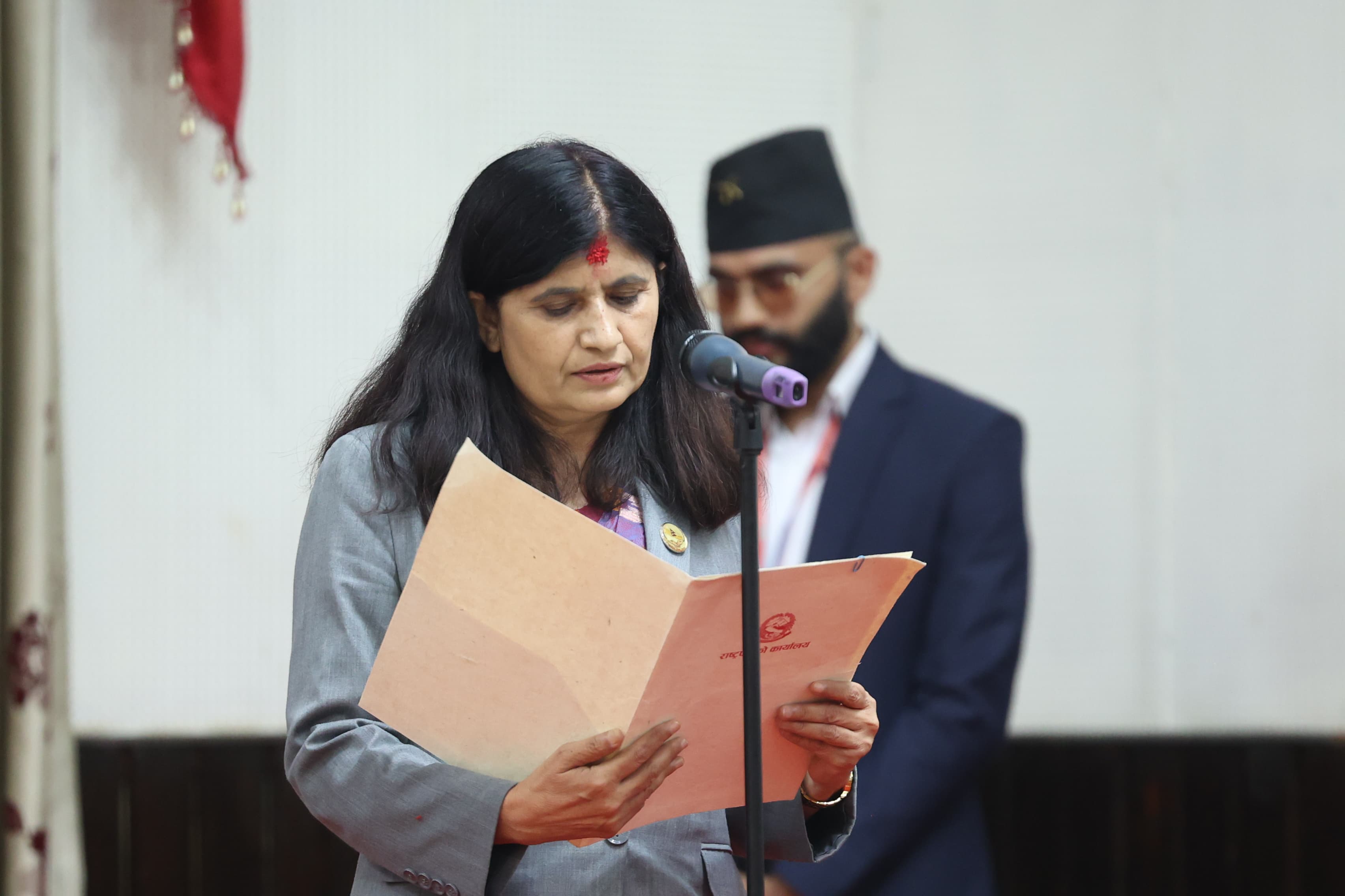 राष्ट्रपति पौडेलसमक्ष नवनियुक्त मन्त्री न्यौपानेको शपथ