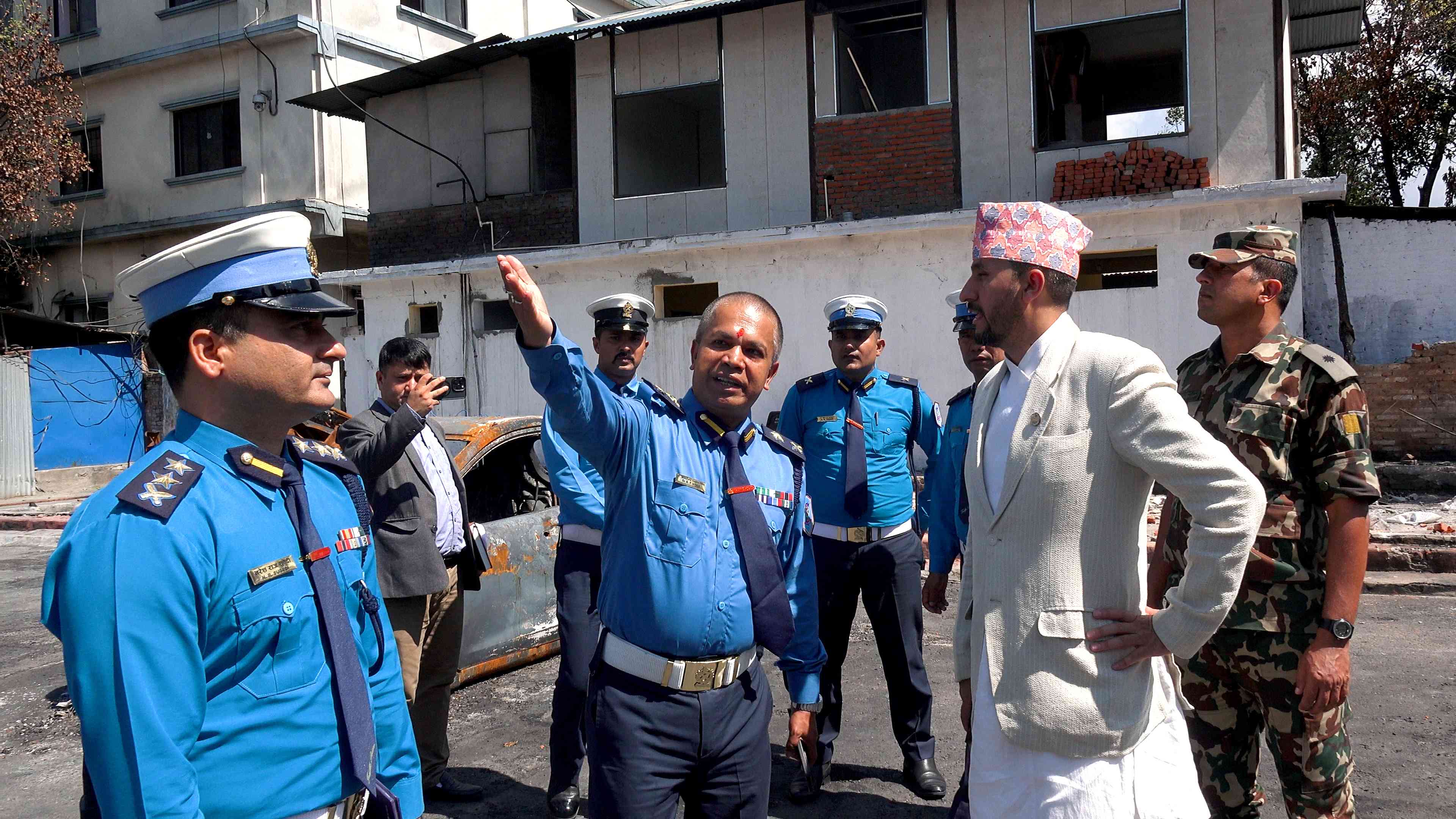 ट्राफिक प्रहरी कार्यालय बग्गीखानाको अनुगमनमा पुगे मन्त्री खरेल
