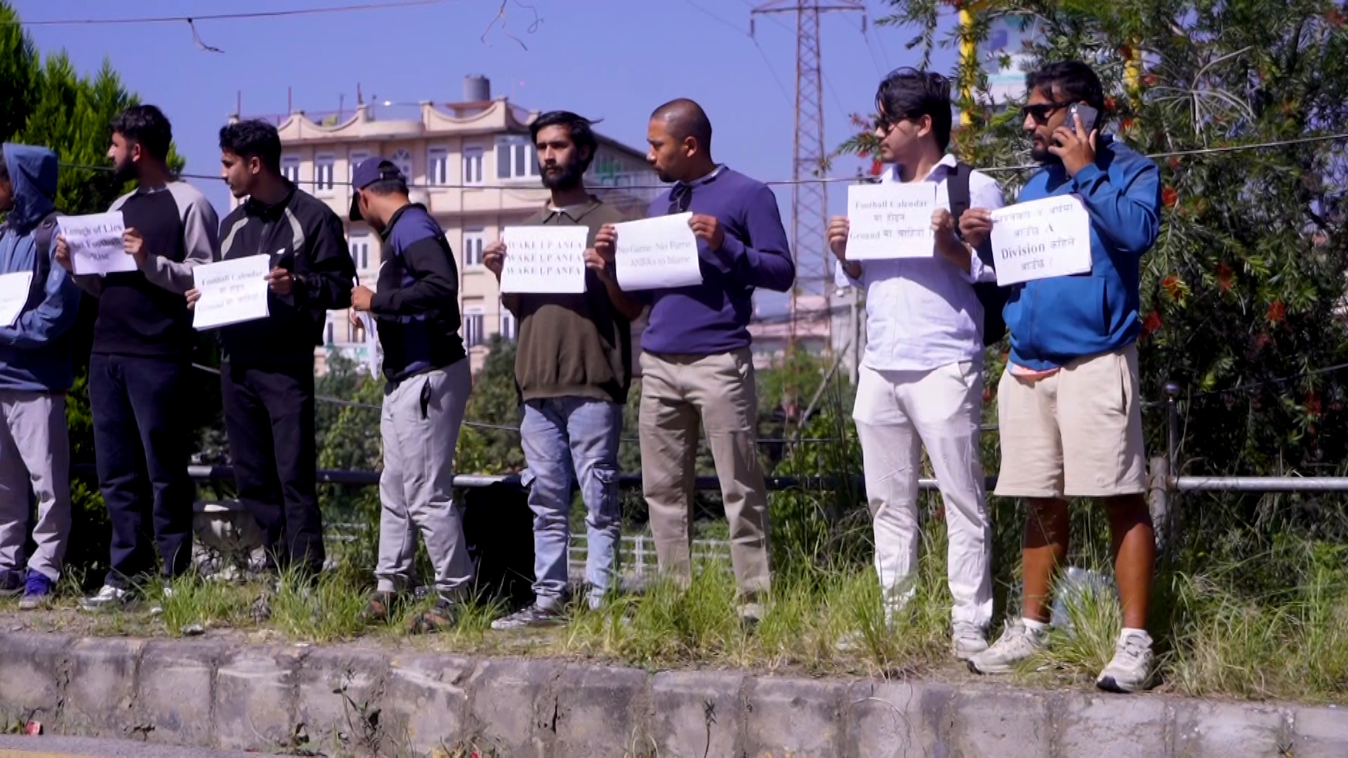 एन्फा मुख्यालय अगाडि फुटबलप्रेमीहरुको प्रदर्शन