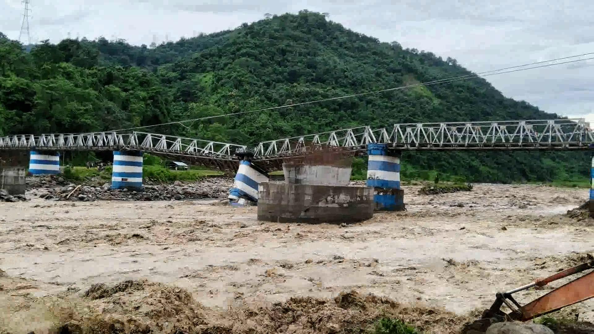 दार्जिलिङमा अविरल वर्षापछिको पहिरोमा परी २३ नेपाली भाषीको मृत्यु