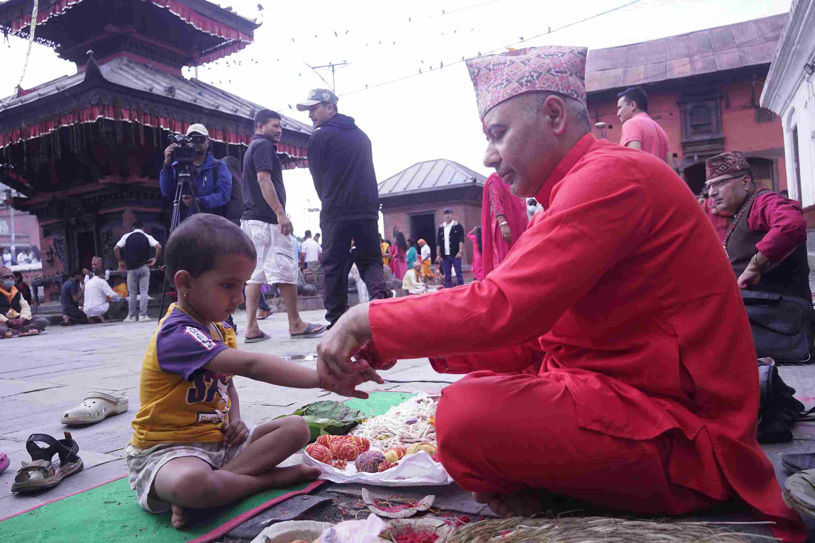 जनै लगाउन र रक्षा बन्धन बाँध्न पशुपतिमा भक्तजनहरु (फोटो फिचर)
