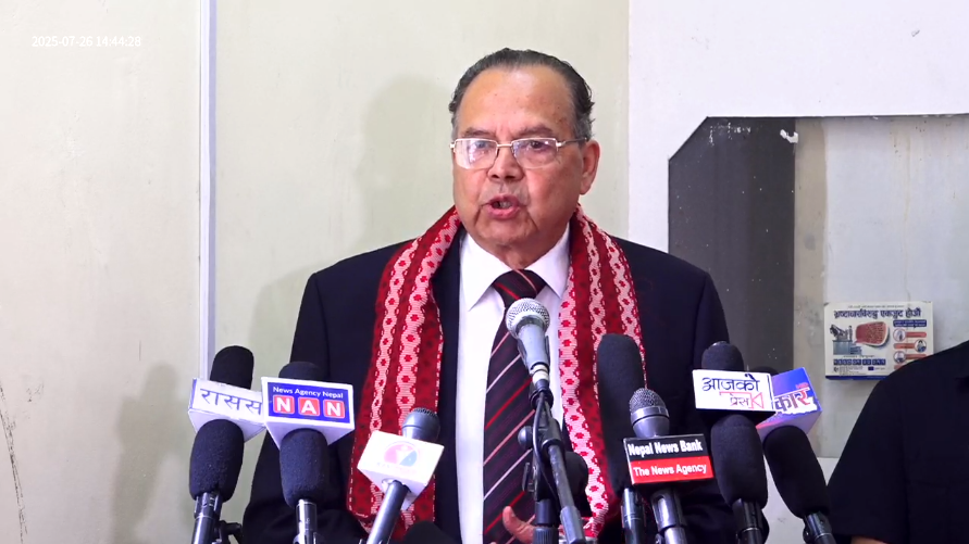 भारत–चीनसँग सन्तुलन नगरे नेपालको राष्ट्रियता सङ्कटमा पर्छ : झलनाथ खनाल