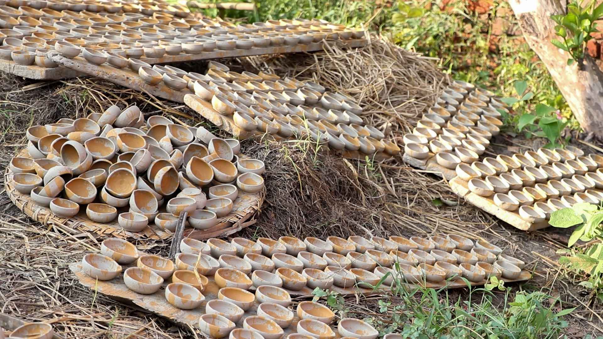 तिहार नजिकिँदै गर्दा तराई क्षेत्रमा कुम्हाल समुदाय माटोका दियो बनाउन व्यस्त (तस्बिरहरू)