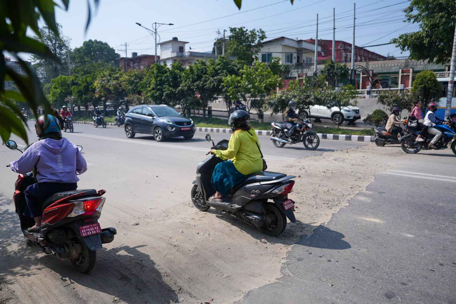 जथाभाबी सडक भत्काउँदा दुर्घटनाको जोखिम बढ्दै (तस्बिरहरू)