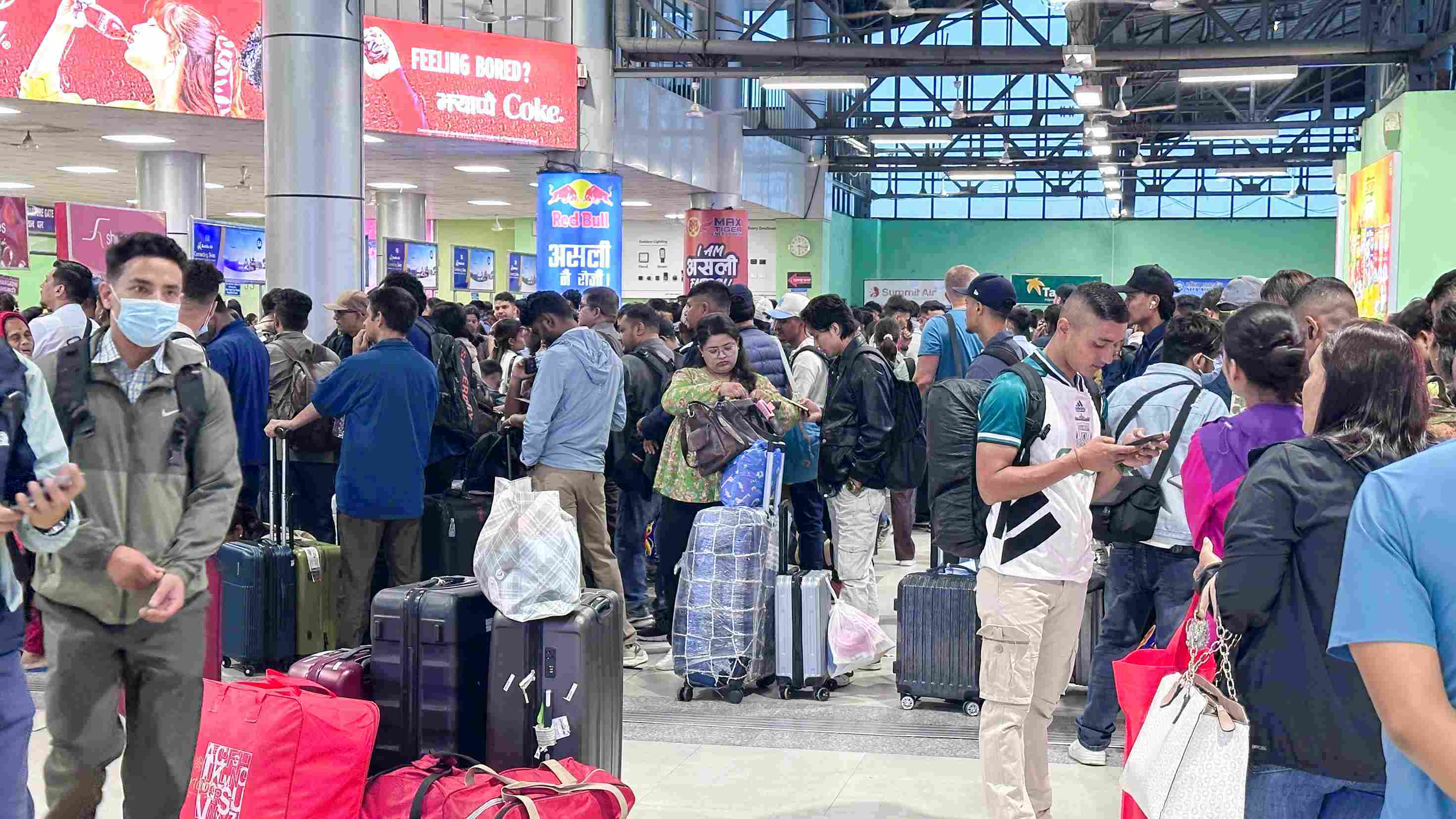 दशैंको मुखमा देशभरका मुख्य राजमार्ग अवरुद्ध,एयरपोर्टमा आन्तरिक यात्रुको भीड (फोटो फिचर)