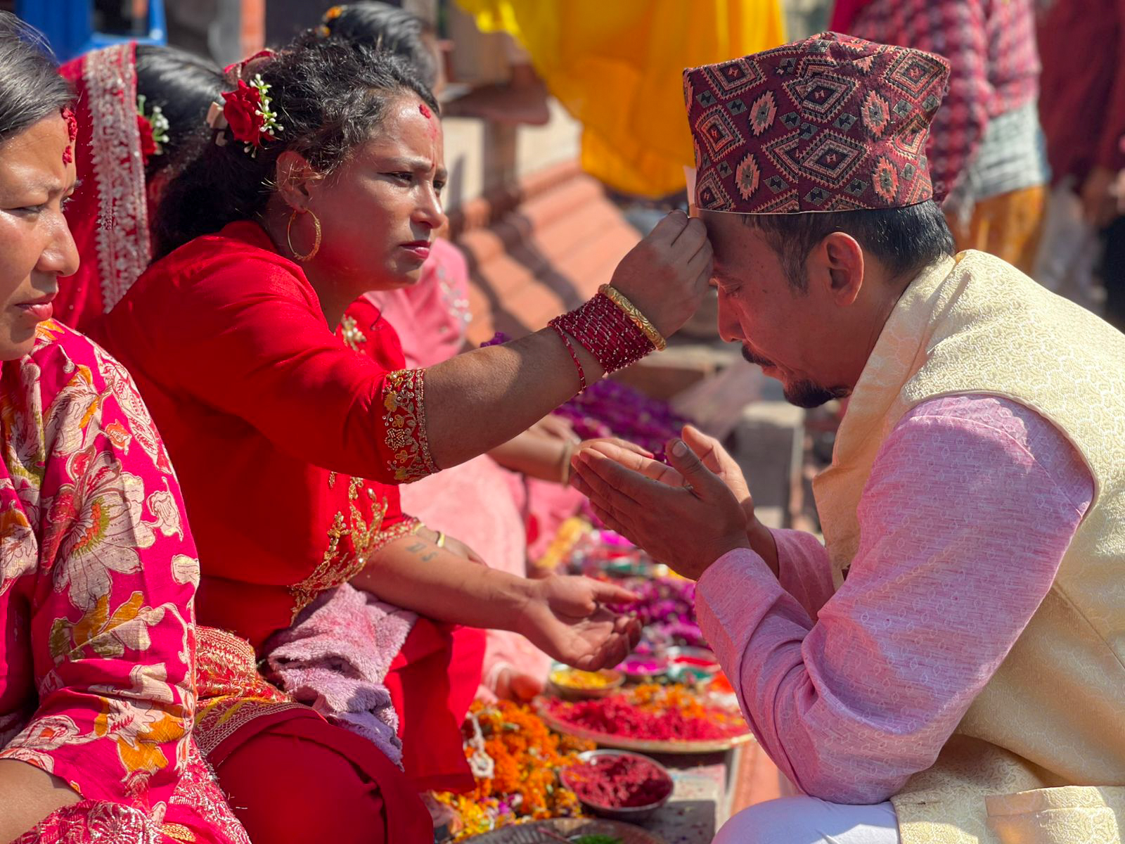रानीपोखरीको बालगोपालेश्वर मन्दिरमा बिहानैदेखि भाइटीका लगाउनेहरुको घुइँचो (तस्विरहरु)