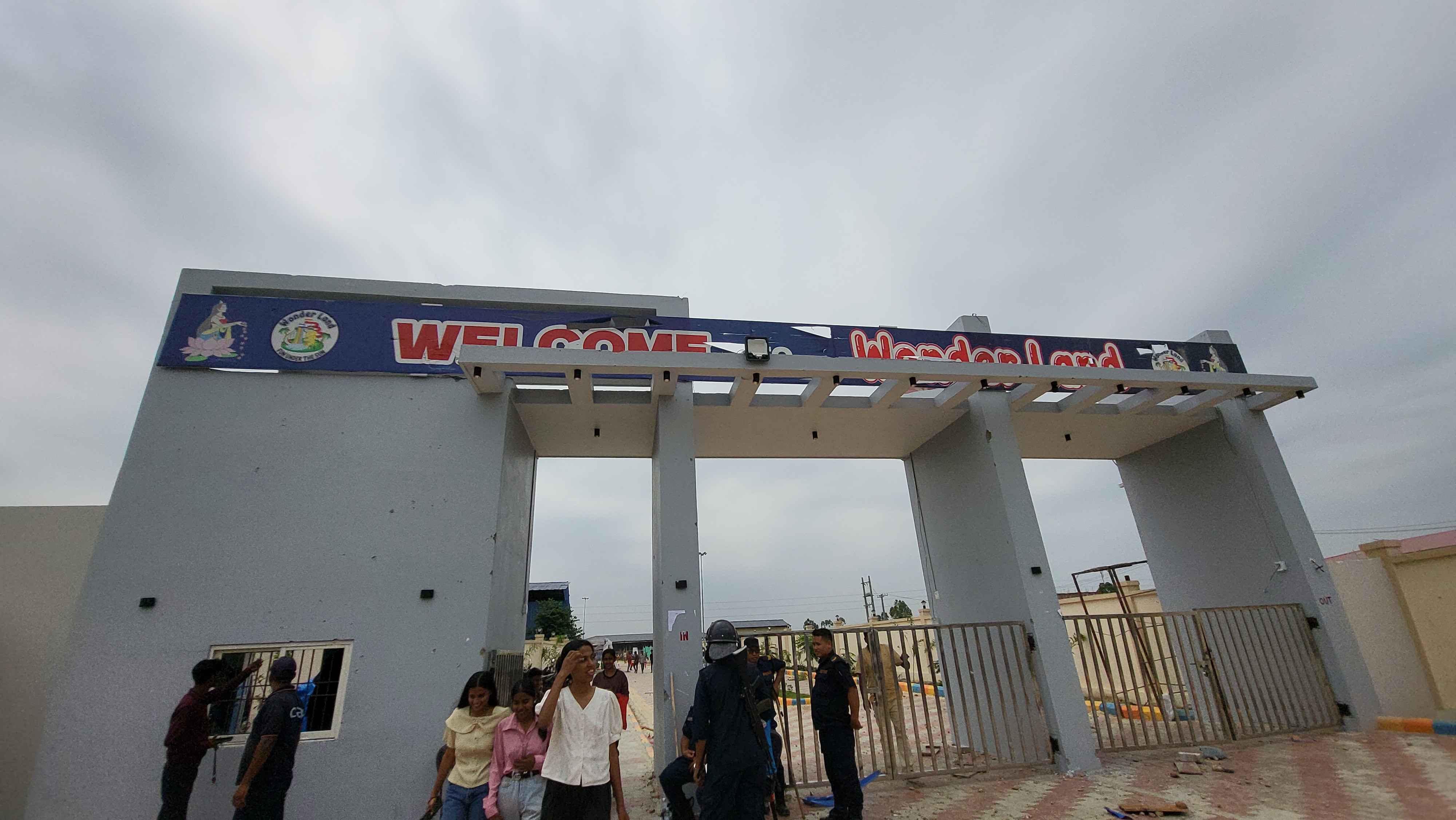 वाटर पार्कमा विद्यार्थी र प्रहरीबीच झडप, प्रहरीले हान्यो अश्रुग्यास