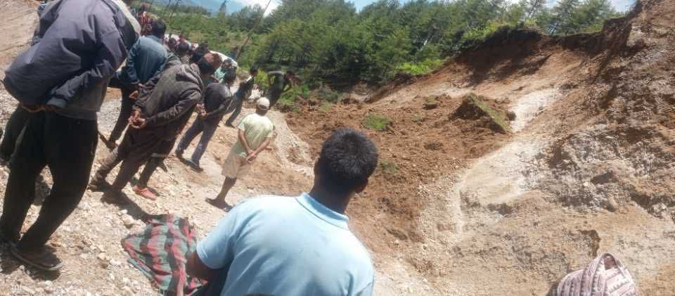 गिट्टी कुट्दै गरेकी महिलालाई पहिरोले पुर्यो