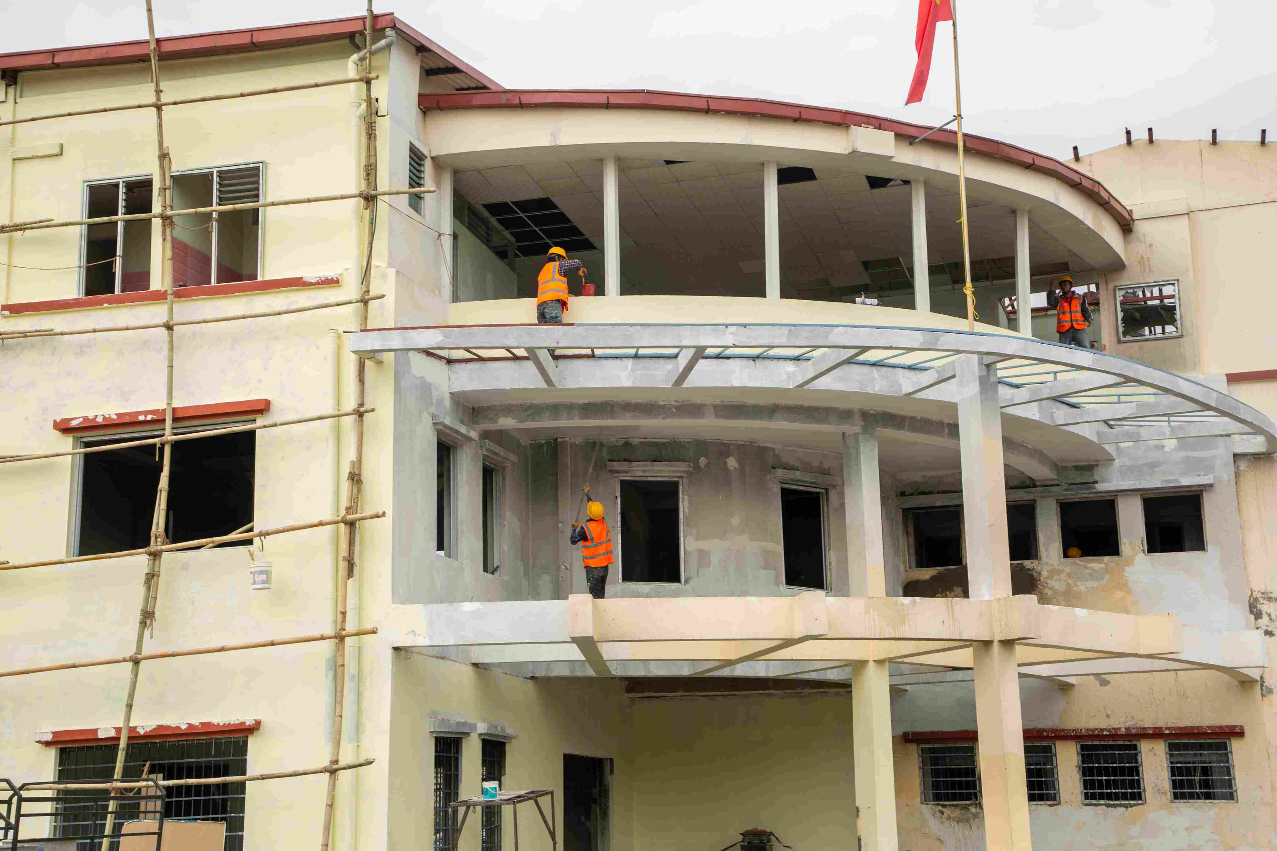 एमाले पार्टी कार्यालय पुननिर्माण हुँदै (तस्बिरहरू)