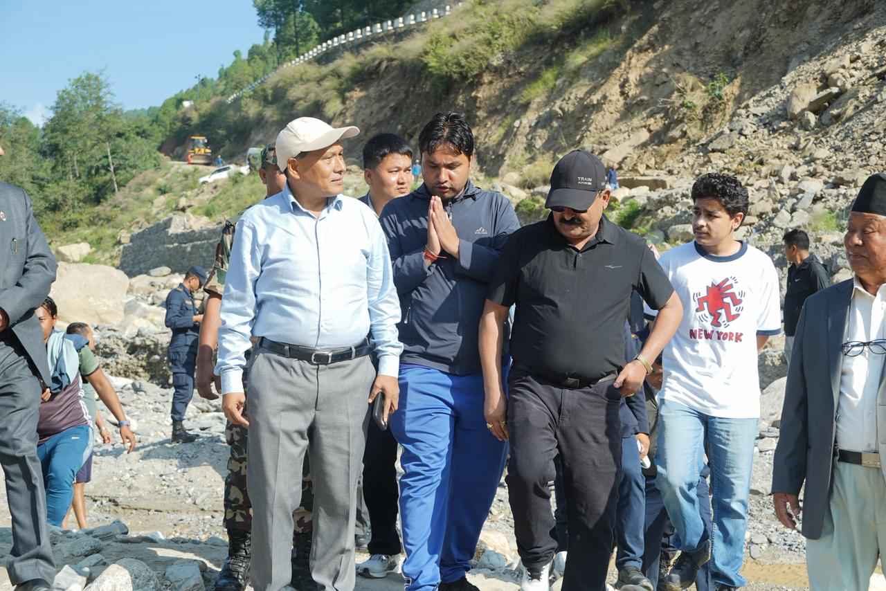 वर्षाले ध्वस्त विपी राजमार्गको अवलोकनमा पुगे मन्त्री कुलमान घिसिङ (तस्बिरहरू)