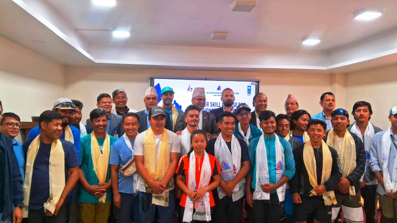 पहिलो पटक अपी हिमाल आरोहण गर्न लागेका १५ आरोहीलाई गरियो बिदाइ
