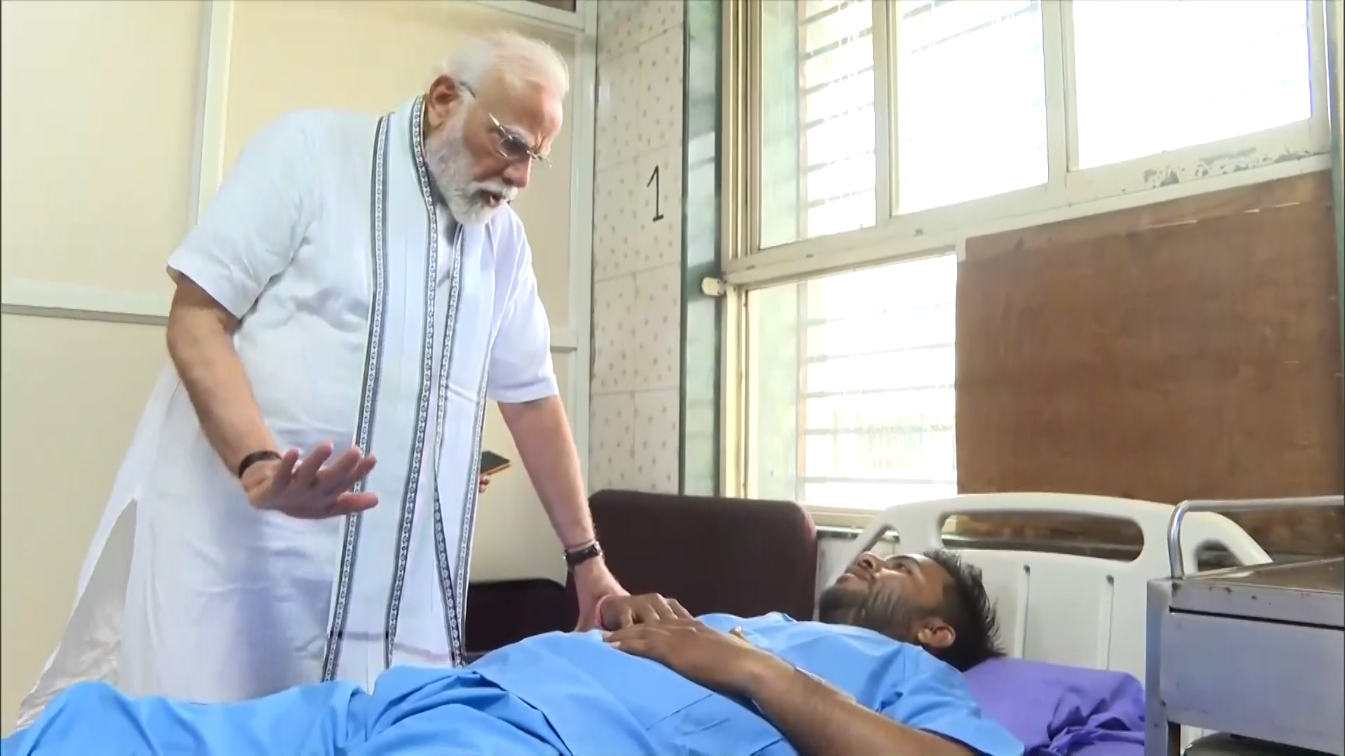 मोदीले भेटे विमान दुर्घटनामा बाचेका एक मात्र घाइतेलाई