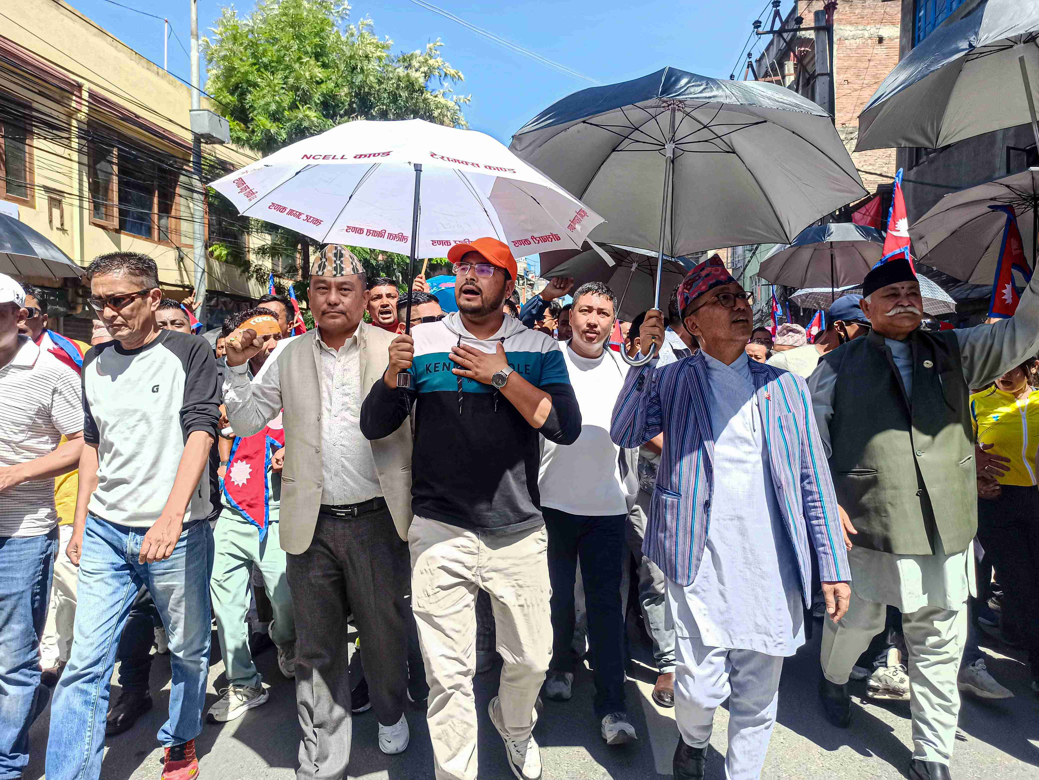 गणतन्त्र फाल्न पञ्चहरू सडकमा, गणतन्त्रको विकल्प छैन : दलहरू
