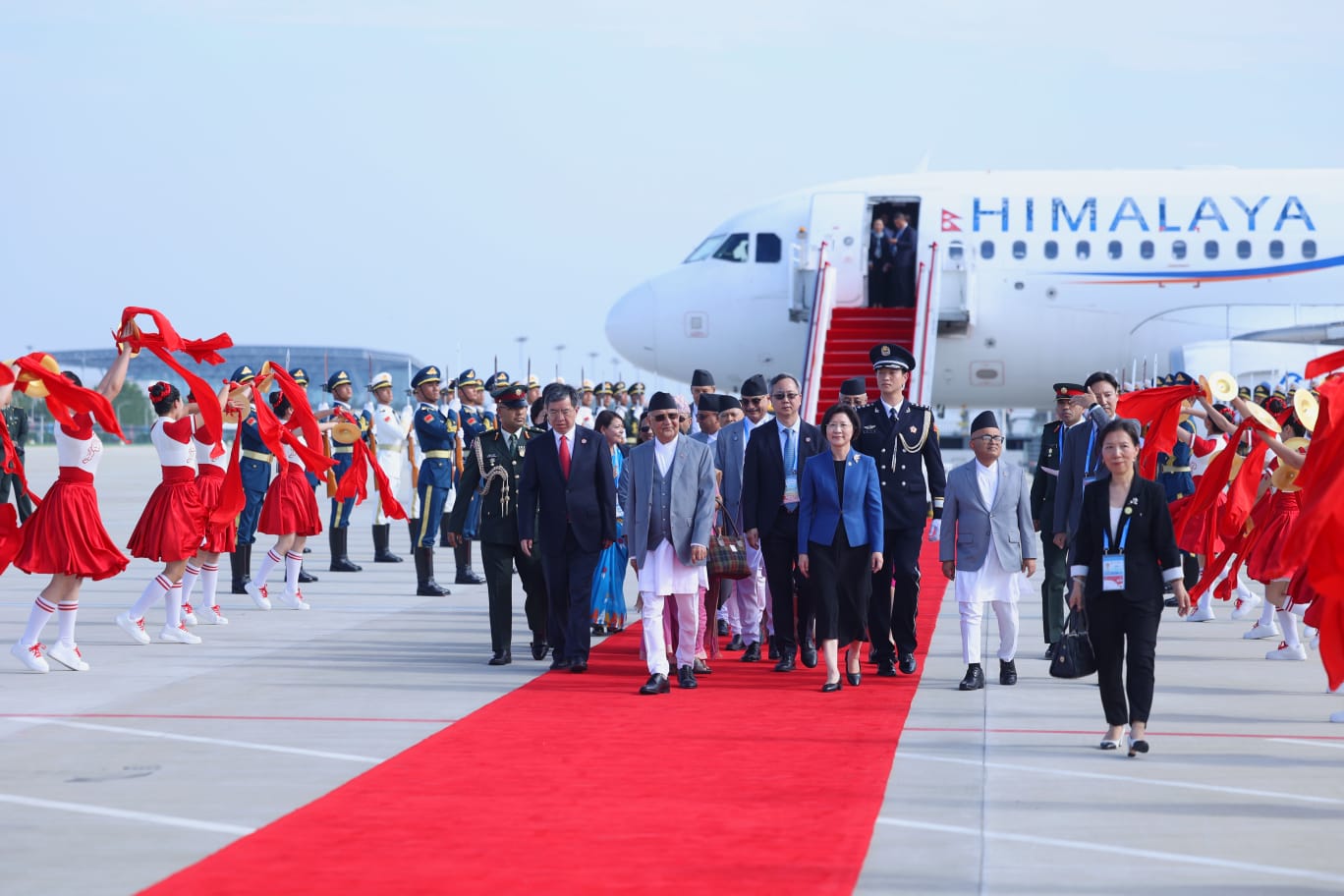 चीन पुगेका प्रधानमन्त्री ओलीले राष्ट्रपति सी चिनफिङसँग भेटवार्ता गर्दै