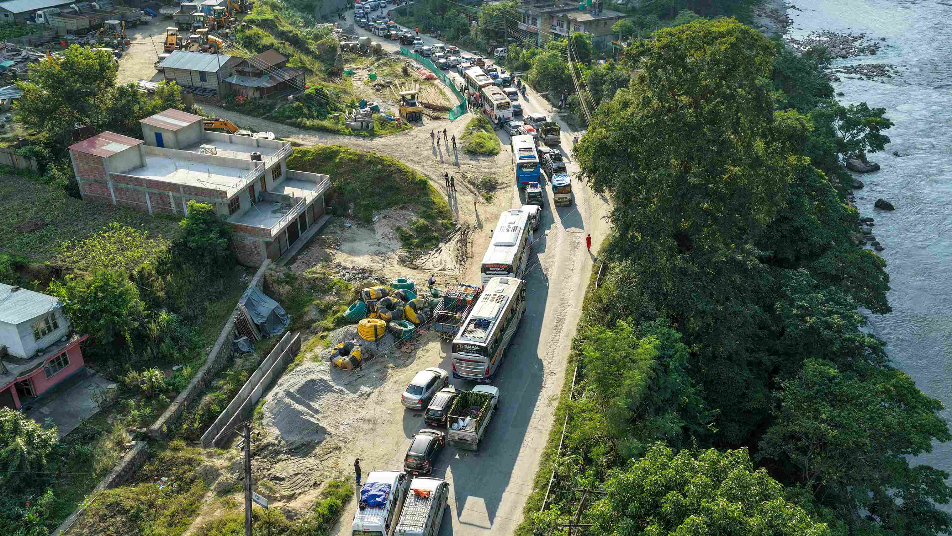 पृथ्वी राजमार्ग खुलेसँगै बेनीघाटमा सवारीसाधनको चाप (फोटोफिचर)