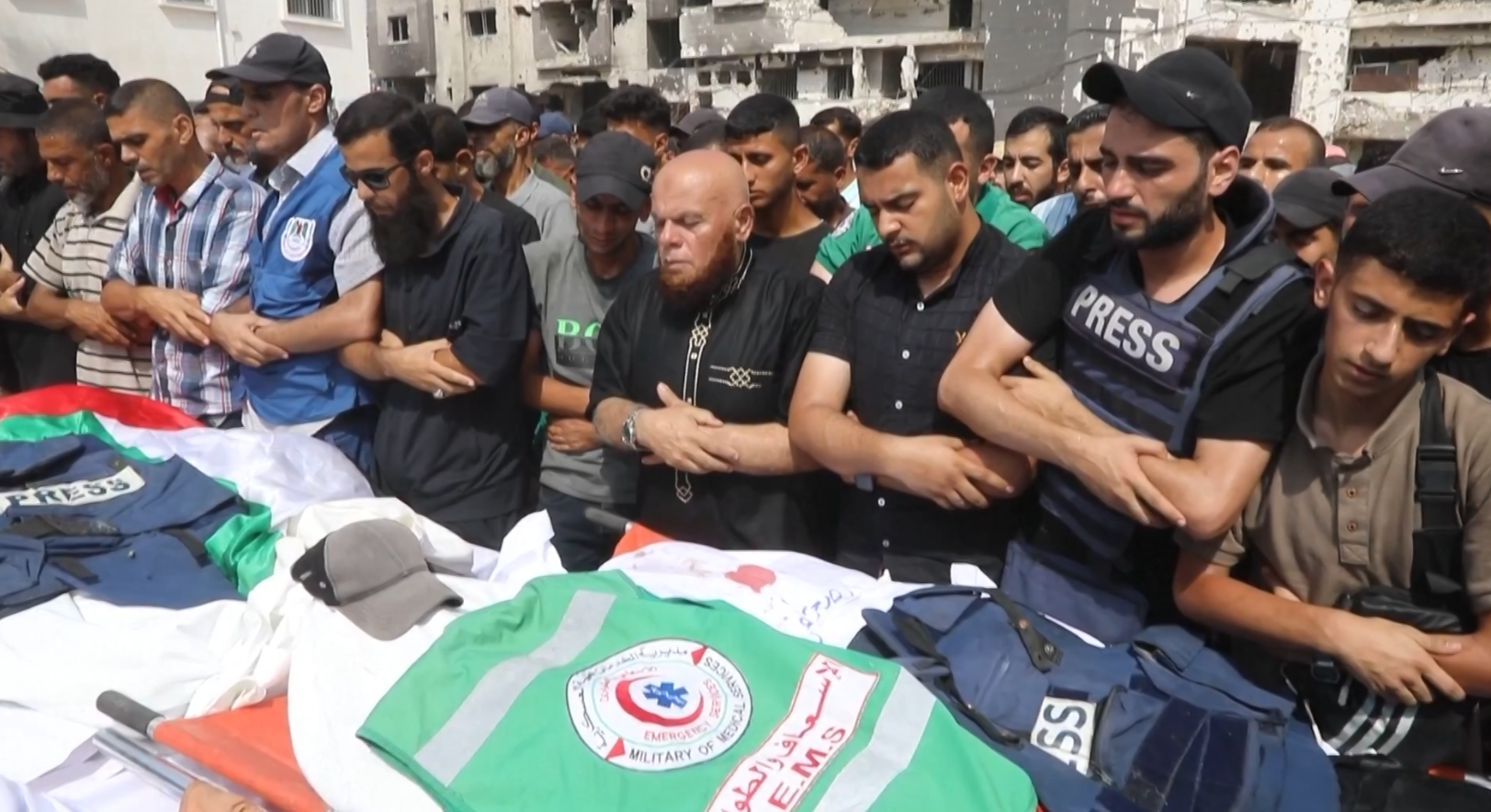 हवाई आक्रमणमा मारिएका अल–जजीराका पत्रकारको अन्त्येष्टि