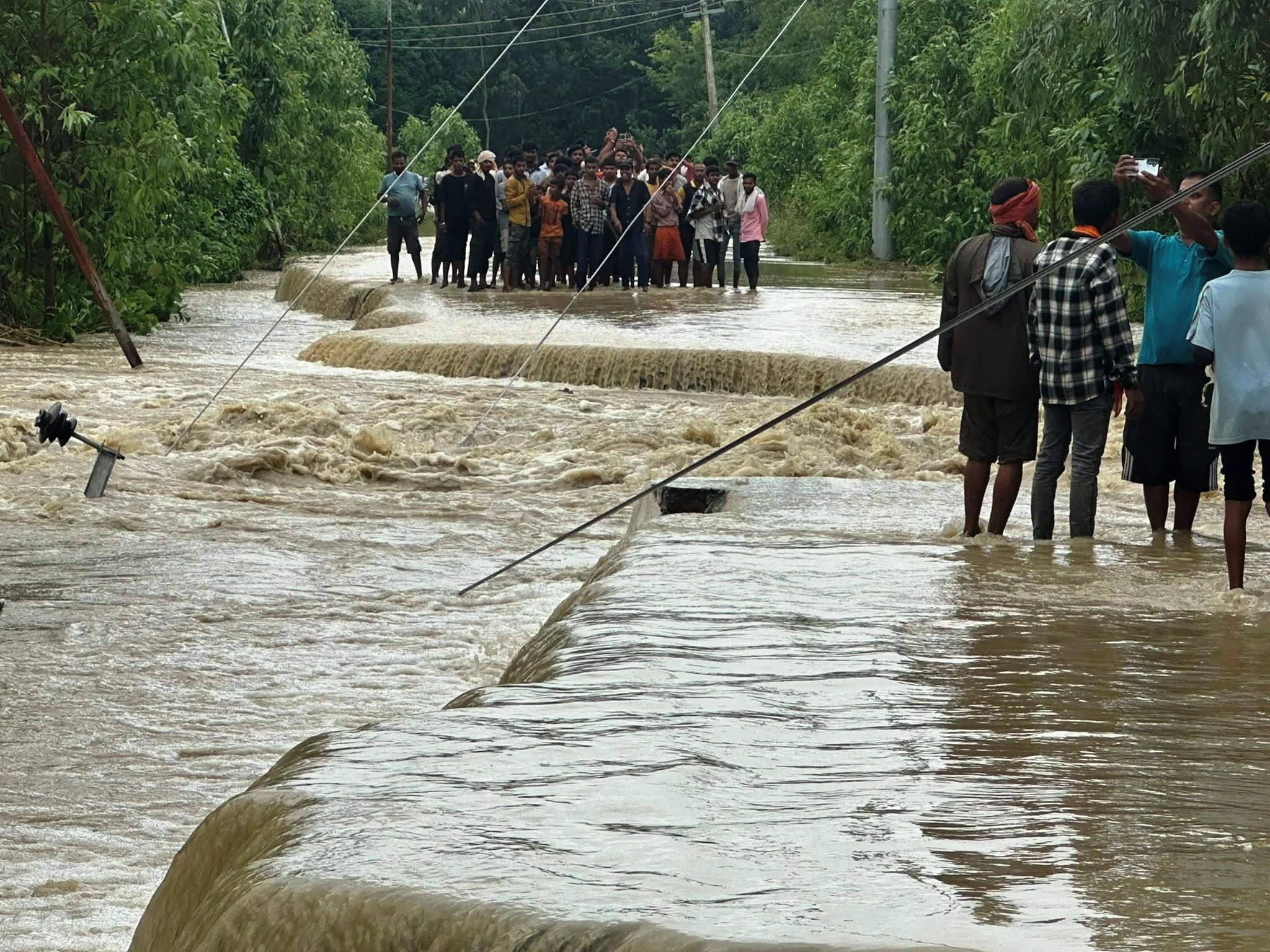 सडक भत्किएपछि ठगी धन्दाः पैदलयात्रीसँग १०, मोटरसाइकलको सय रुपैयाँ असुली