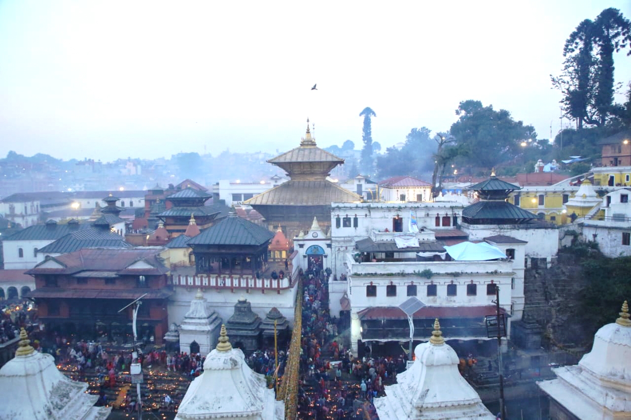 पशुपतिनाथ मन्दिर परिसरमा शतबीज छर्दै भक्तजनहरू (तस्बिरहरू)
