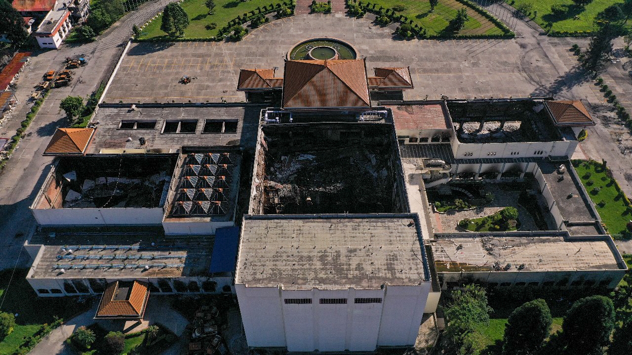 खण्डहर बनेको संसद भवन (फोटो फिचर)