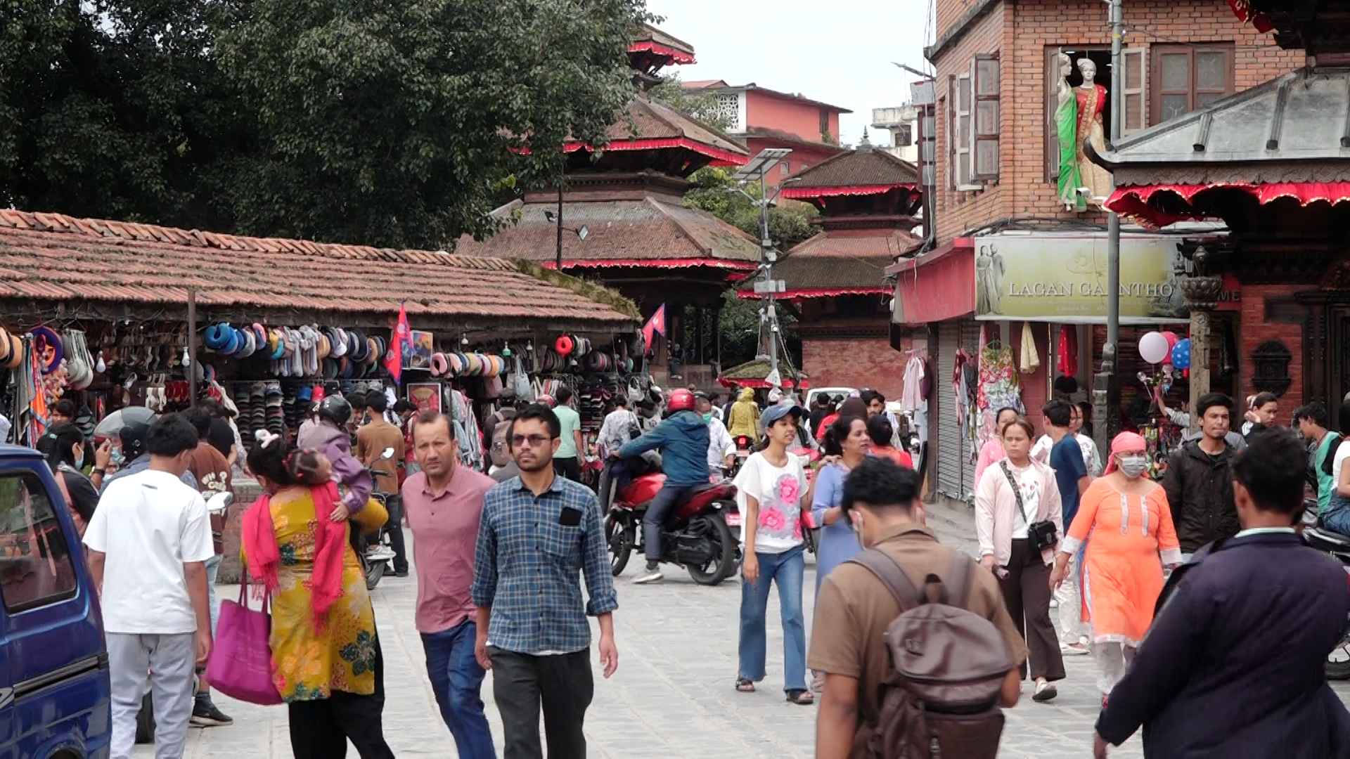 दसैँ बजारको चहलपहल: भीड बढ्यो व्यापार बढेन