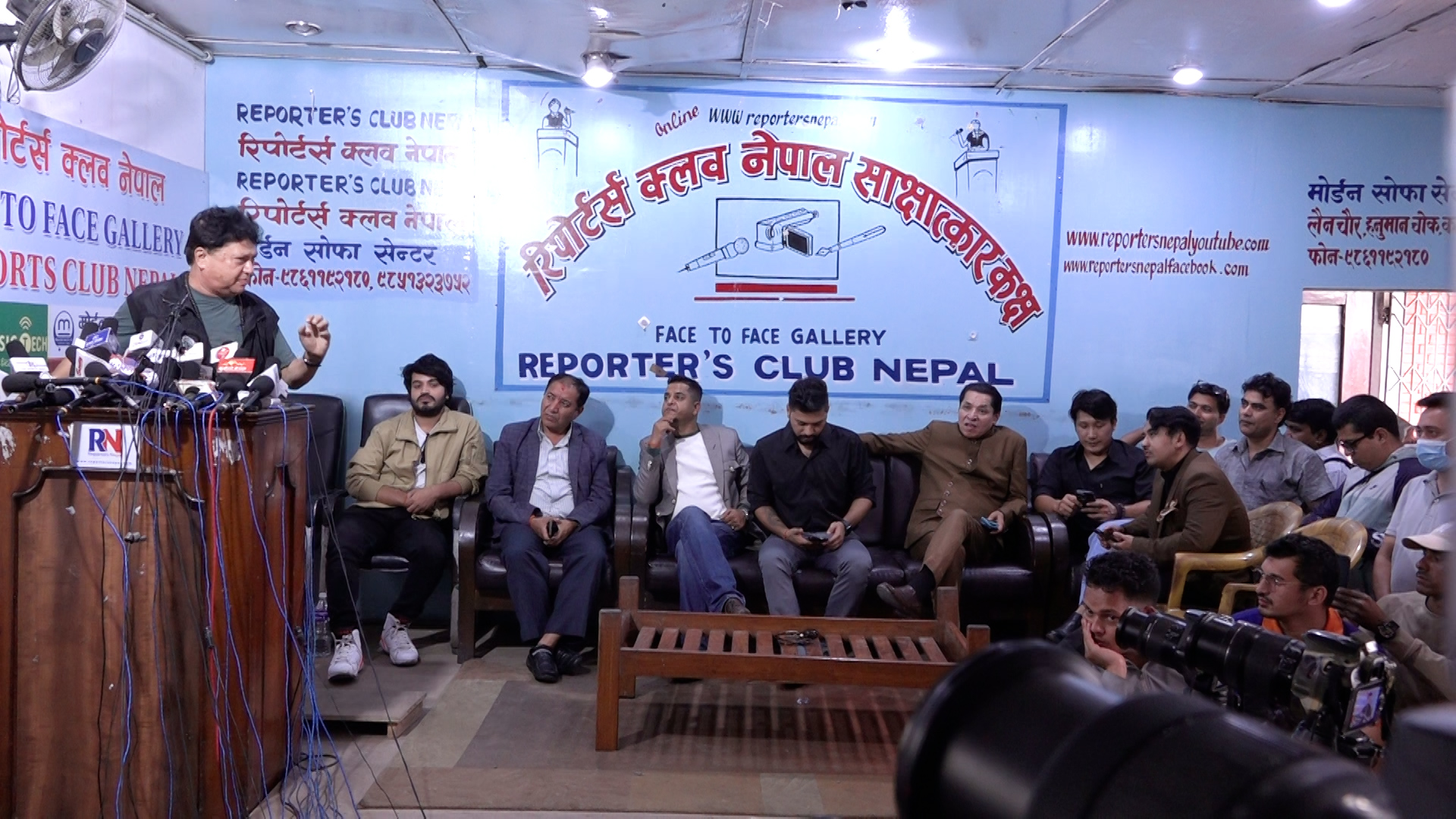 हाँस्य कलाकारहरूको व्यङ्ग्य : ‘ओलीलाई सबै मिलेर बाँधौँ’