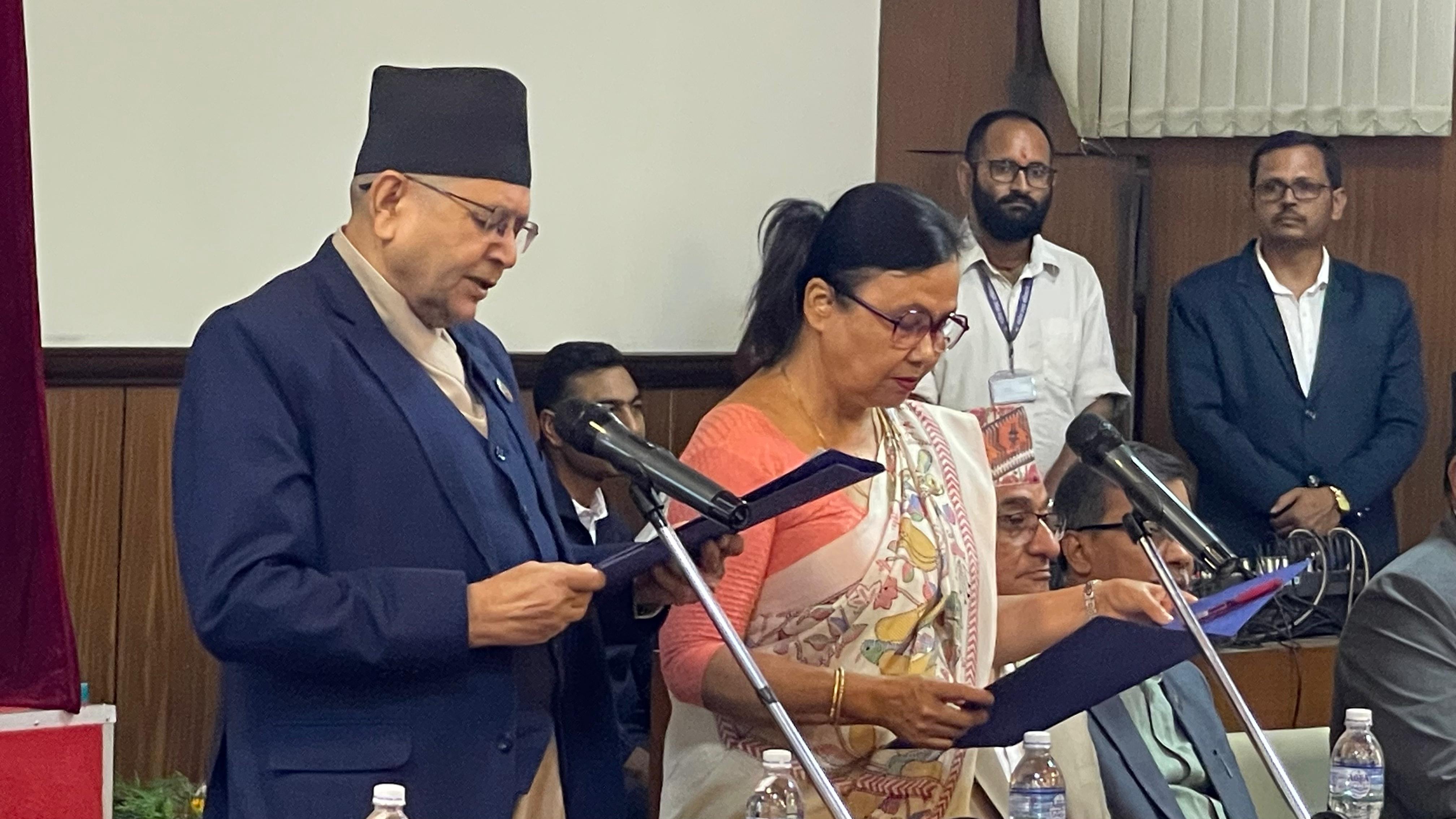 राज्य व्यवस्था तथा सुशासन समितिको सभापति ईश्वरी देवी न्यौपानेले लिइन शपथ